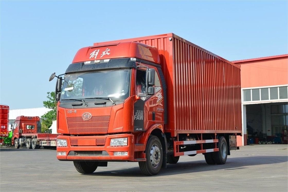 FAW J6L Μονόξυλο Jiefang Μεσαίο φορτηγό 240HP 4X2 8-Speed 6.8m Φαν φορτηγό πλευρική πόρτα