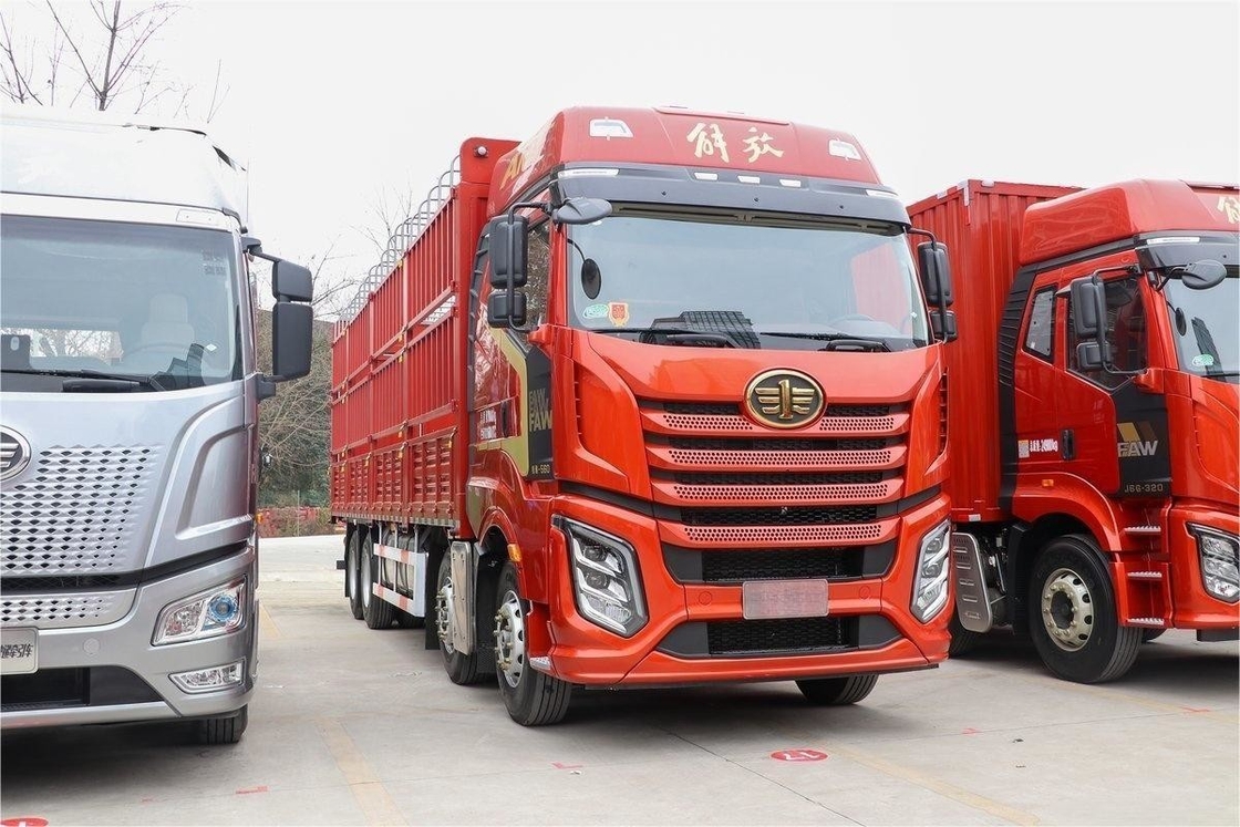 FAW Jiefang Fence Truck Μεγάλη σειρά μισό κάθισμα 560HP 8X4 9.4m AMT αυτόματη μετάδοση