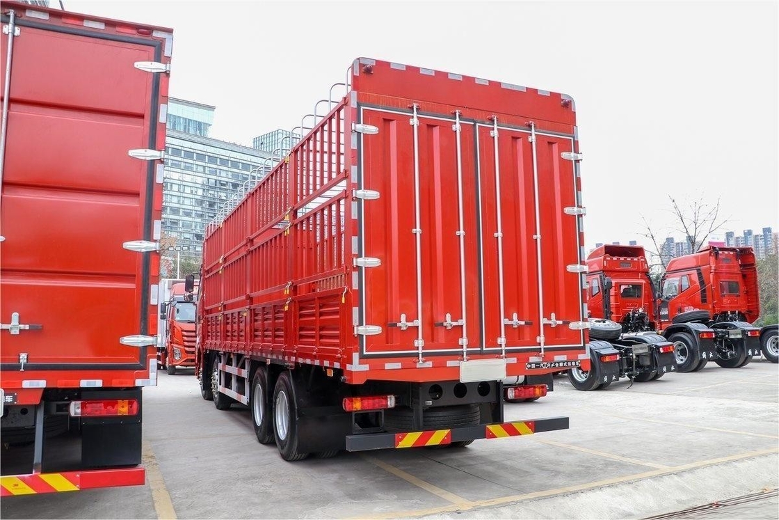 FAW Jiefang Fence Truck Μεγάλη σειρά μισό κάθισμα 560HP 8X4 9.4m AMT αυτόματη μετάδοση