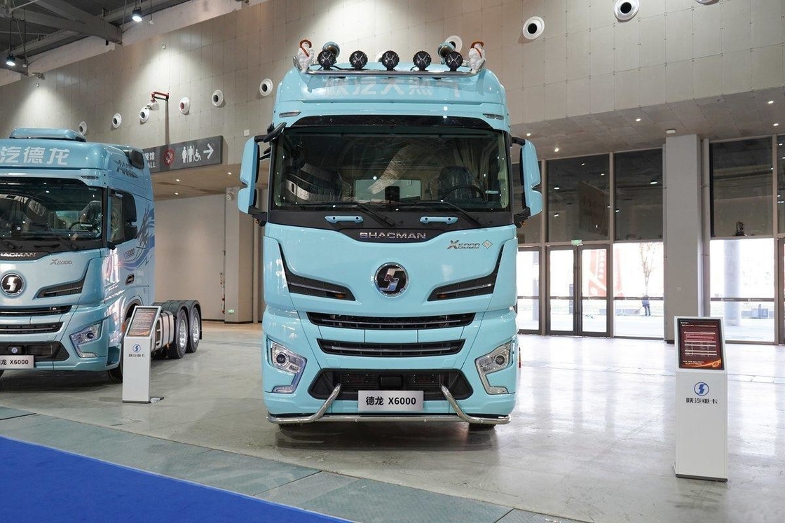 Shacman X6000 Τρακτέρ φορτηγό Ντίζελ 700 Hp 6X4 LNG AMT Υψηλή οροφή Μία σειρά και μισά καθίσματα