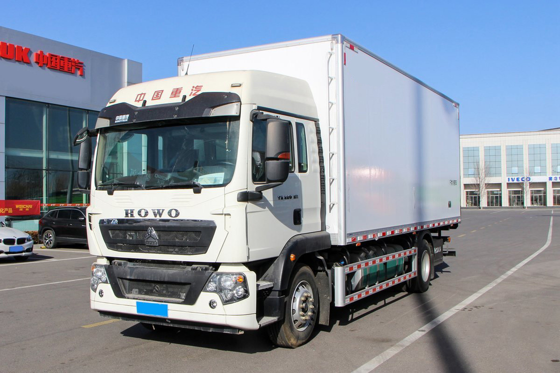 Howo ZZ5187 φορτηγό ψυγείο φορτηγό ντίζελ 8 ταχυτήτων 220hp 4X2 6,8m εκτρέφοντας σειρά μισή καμπίνα λευκό σώμα τριών θυρών