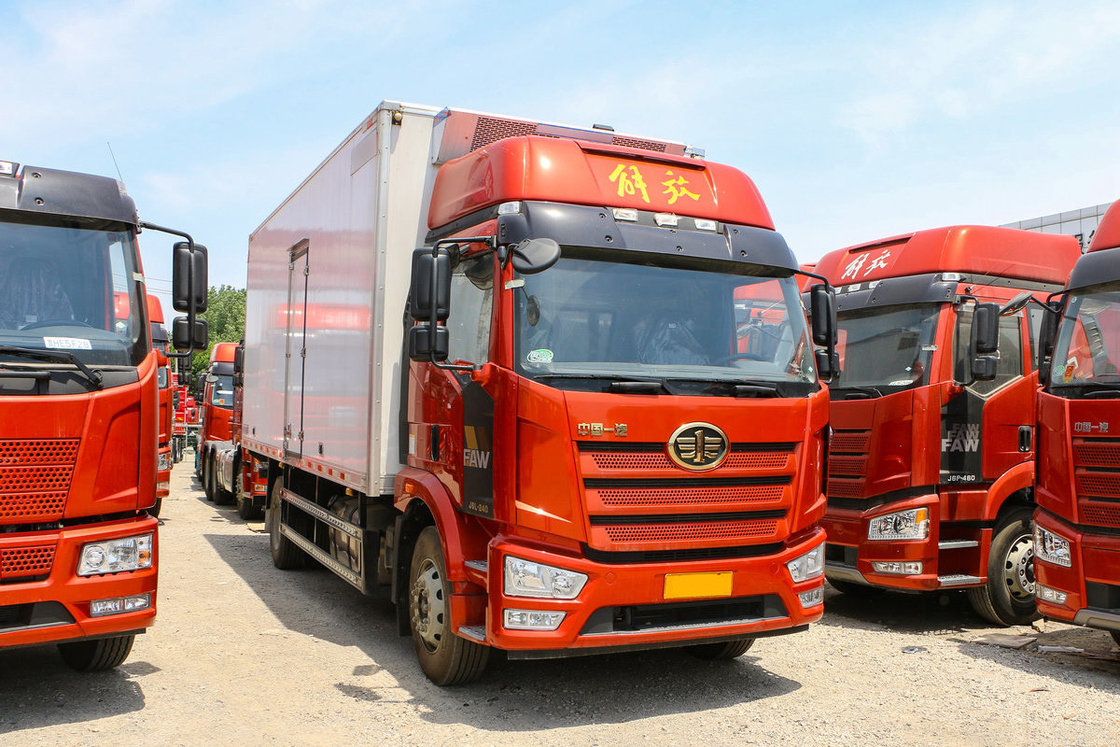 FAW Jiefang CA5180 J6L Ψυγείο φορτηγό ντίζελ 240HP 4X2 6m Φορτηγό κουτί Διπλές πλευρικές πόρτες και μονή πλευρική πόρτα