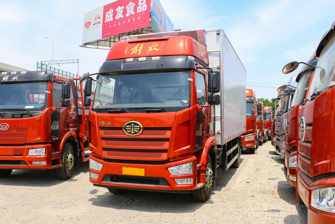 FAW Jiefang CA5180 J6L Ψυγείο φορτηγό ντίζελ 240HP 4X2 6m Φορτηγό κουτί Διπλές πλευρικές πόρτες και μονή πλευρική πόρτα
