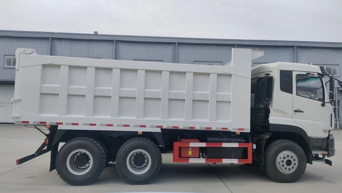 6x4 φορτηγό γεμάτο 20-40 τόνους Dongfeng 10 ελαστικά αριστερό χειροκίνητο καμπίνο με υπνό