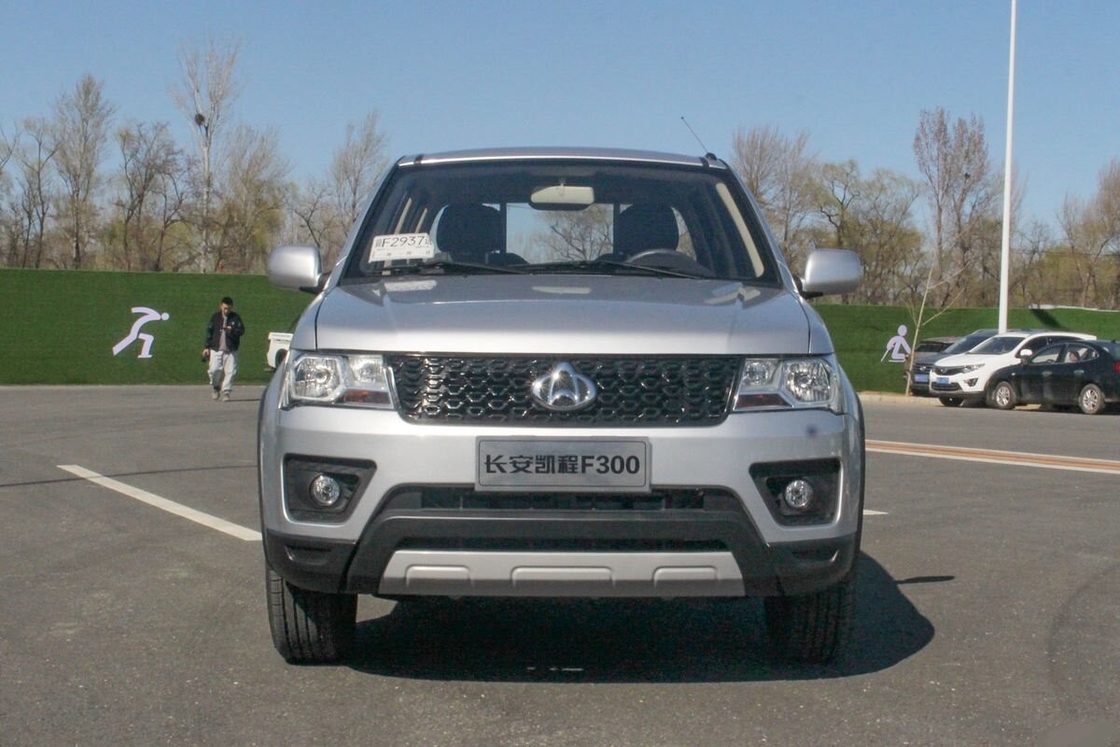 Φθηνό μεταχειρισμένο pickup σε χύδη 4 X2 Drive Mode Βενζίνη 115 hp με 4 κυλίνδρους διπλή σειρά