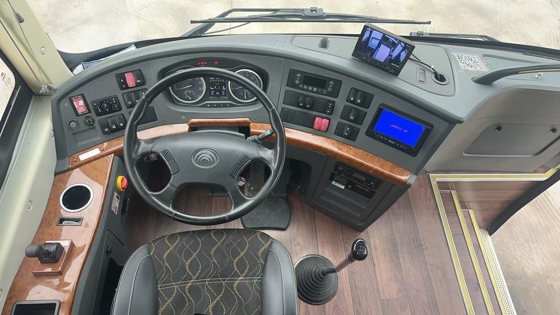 Μεταχειρισμένο λεωφορείο Yutong Coach 50 θέσεων Weichai Tour Diesel Airport Church Cummuter School Interurban Intercity Buses