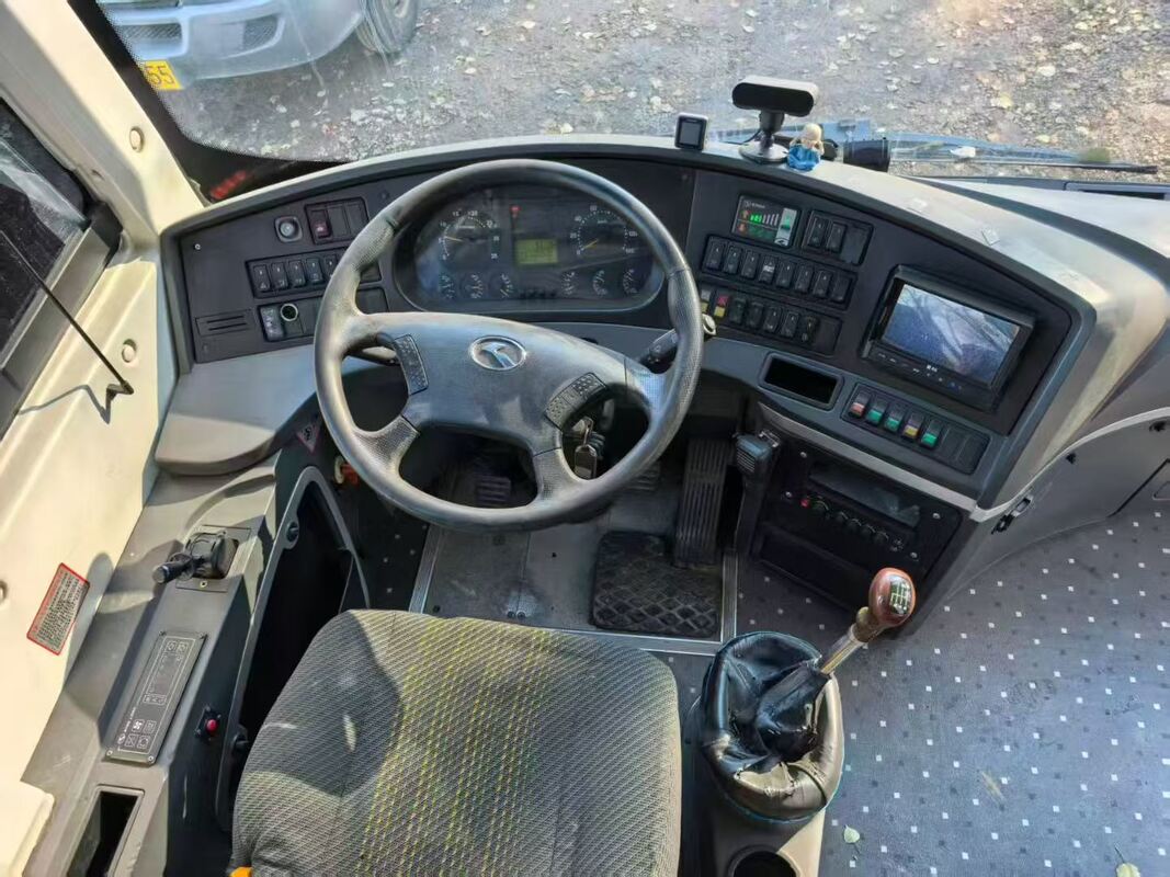 Χρησιμοποιούμενο λεωφορείο Kinglong 39 θέσεις πολυτελή Leafspring ανάρτηση Yuchai Μηχανική Σχολή Tour Intercity Coach