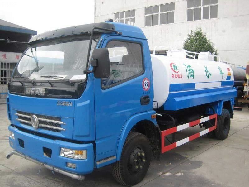 Το Dongfeng χρησιμοποίησε το πετρελαιοφόρο 7350×2470×2710mm ικανότητα δεξαμενών 10000L με την κόκκινη μηχανή diesel