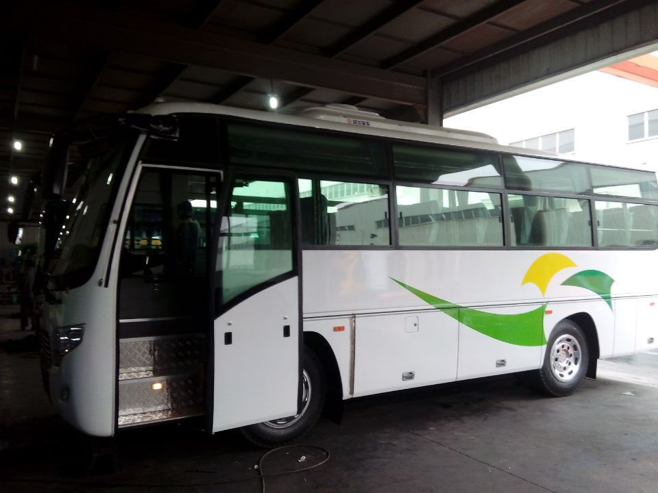 2013 το ΕΤΟΣ Dongfeng χρησιμοποίησε λεωφορείων λεωφορείων 24-35 μέσο ύφος μηχανών Yuchai καθισμάτων το άσπρο