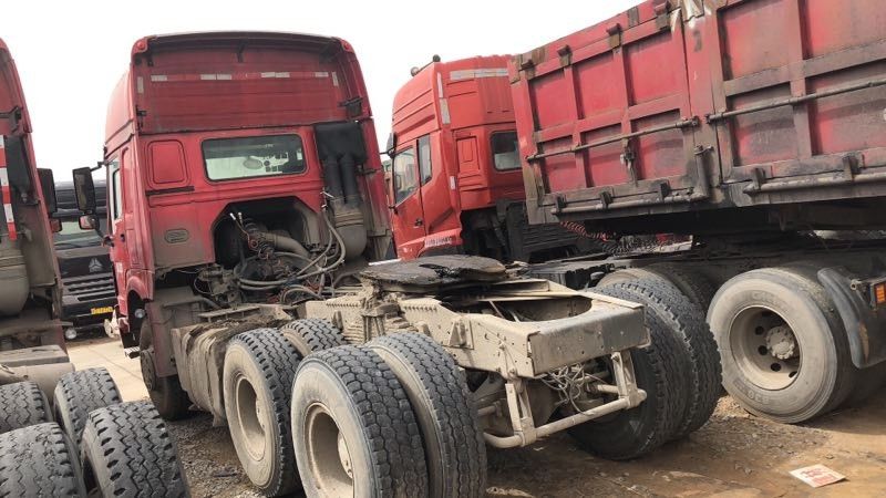 6x4 χρησιμοποιημένο εμπορικό σήμα Sinotruck HOWO φορτηγών τρακτέρ Drive τρόπος με το κάθισμα 3