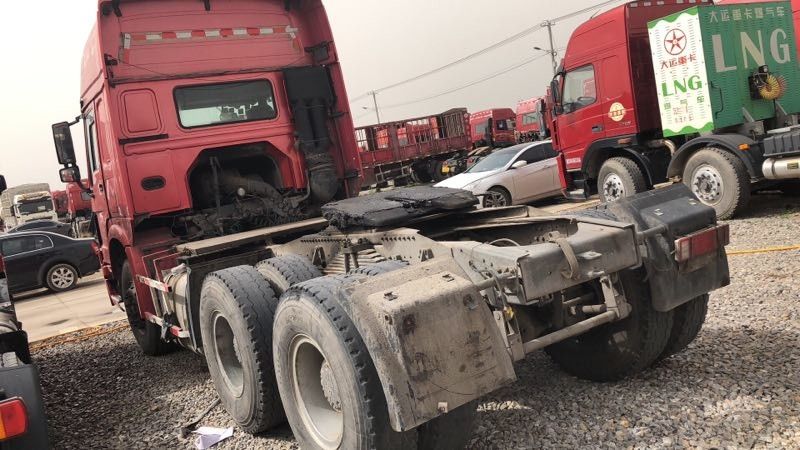 6x4 χρησιμοποιημένο εμπορικό σήμα Sinotruck HOWO φορτηγών τρακτέρ Drive τρόπος με το κάθισμα 3