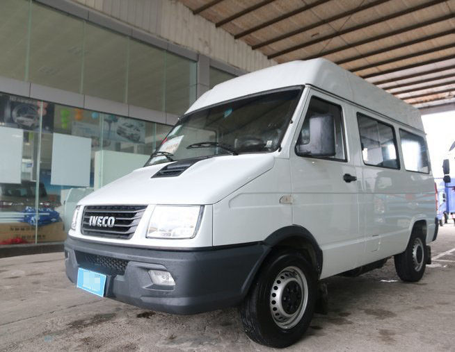 Άσπρο Iveco εμπορικό σήμα χρησιμοποιούμενο και νέο μικρό λεωφορείο 6 τα καθίσματα έτος diesel 2013-2018 129 HP