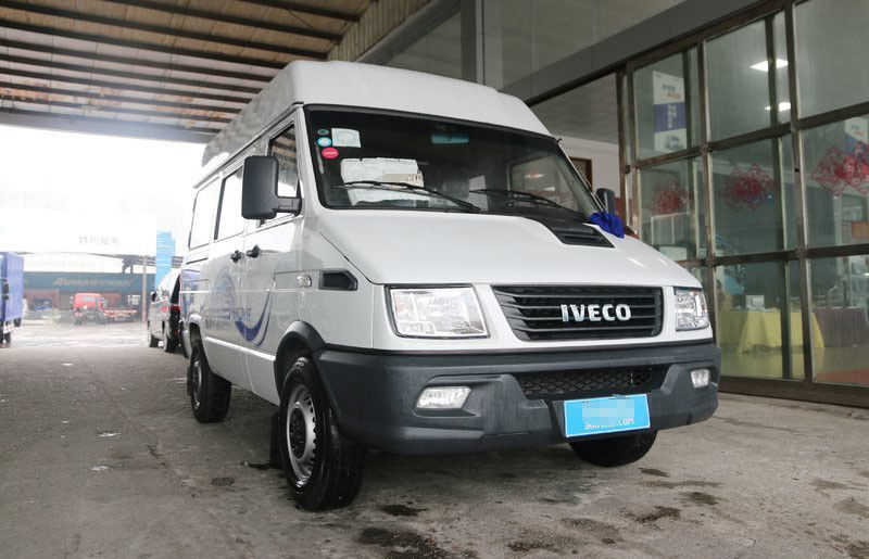 Άσπρο Iveco εμπορικό σήμα χρησιμοποιούμενο και νέο μικρό λεωφορείο 6 τα καθίσματα έτος diesel 2013-2018 129 HP