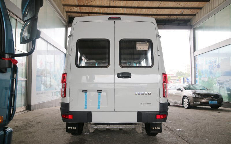 Άσπρο Iveco εμπορικό σήμα χρησιμοποιούμενο και νέο μικρό λεωφορείο 6 τα καθίσματα έτος diesel 2013-2018 129 HP