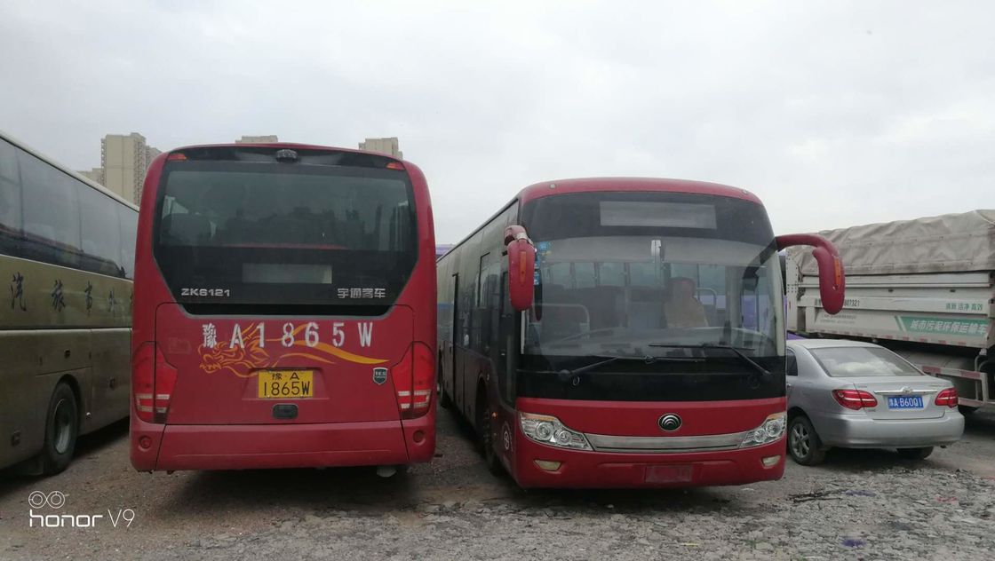 Κόκκινες χρησιμοποιημένες Yutong πόρτες diesel A/$l*c δύο υποστήριξης καθισμάτων RHD λεωφορείων ZK6121HQ3Z 68 ακτοφυλάκων