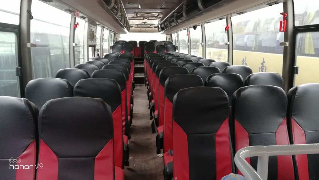 Κόκκινες χρησιμοποιημένες Yutong πόρτες diesel A/$l*c δύο υποστήριξης καθισμάτων RHD λεωφορείων ZK6121HQ3Z 68 ακτοφυλάκων