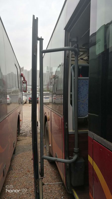 Κόκκινες χρησιμοποιημένες Yutong πόρτες diesel A/$l*c δύο υποστήριξης καθισμάτων RHD λεωφορείων ZK6121HQ3Z 68 ακτοφυλάκων