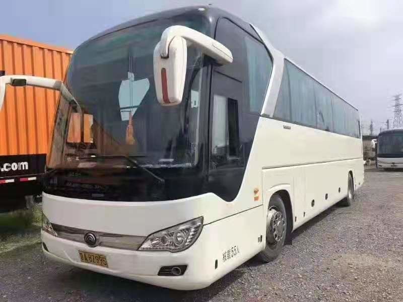 Yutong 6122 σειρές 55 άσπρα καθίσματα πολυτέλειας χρώματος έτους diesel LHD 2017 λεωφορείων λεωφορείων από δεύτερο χέρι καθισμάτων με την αυτόματη πόρτα