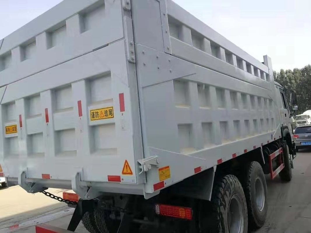 ZZ3317N3867 χρησιμοποιημένο Tipper ελαστικών αυτοκινήτου φορτηγών απορρίψεων 8*4 12 φορτηγό με το δεξί Drive