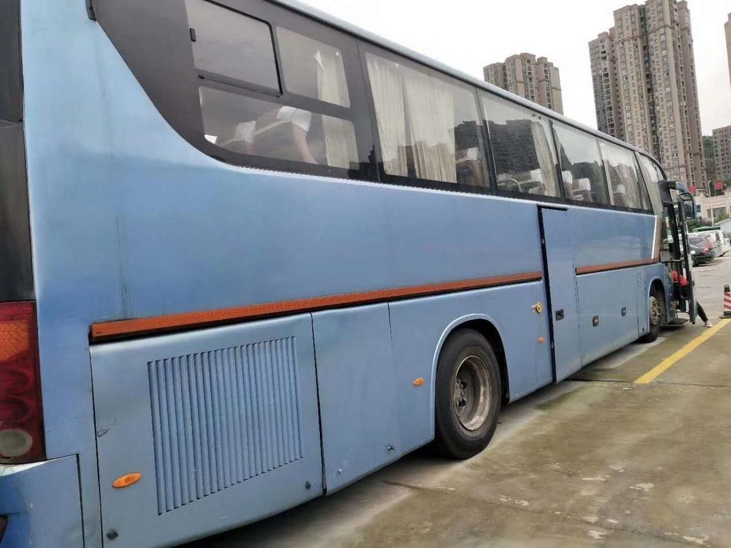 Μηχανή diesel Kinglong RHD 53 χρησιμοποιημένο λεωφορείο λεωφορείων καθισμάτων 233kw με τις διπλές πόρτες εναλλασσόμενου ρεύματος