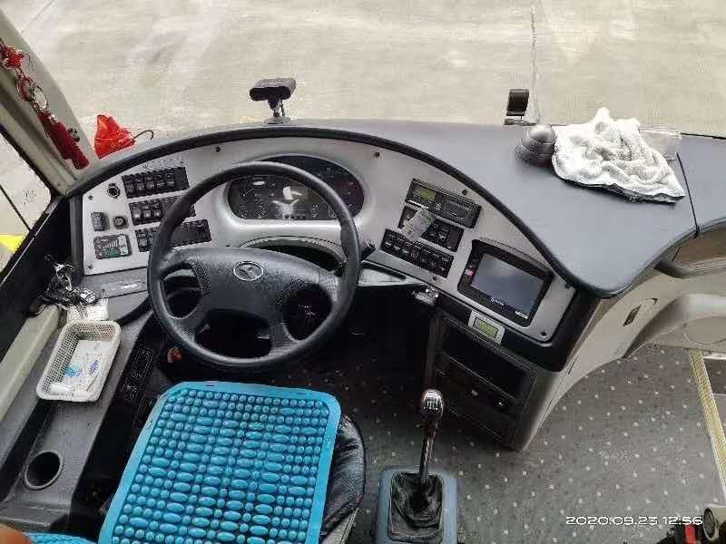 Μηχανή diesel Kinglong RHD 53 χρησιμοποιημένο λεωφορείο λεωφορείων καθισμάτων 233kw με τις διπλές πόρτες εναλλασσόμενου ρεύματος