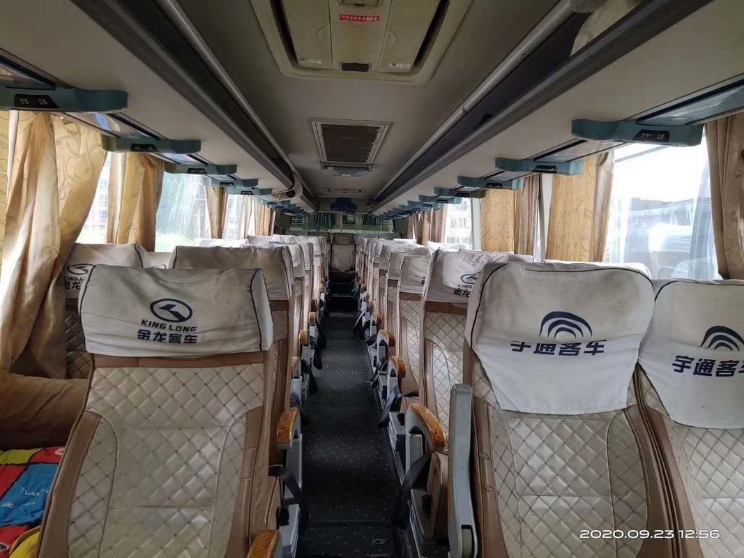 Μηχανή diesel Kinglong RHD 53 χρησιμοποιημένο λεωφορείο λεωφορείων καθισμάτων 233kw με τις διπλές πόρτες εναλλασσόμενου ρεύματος