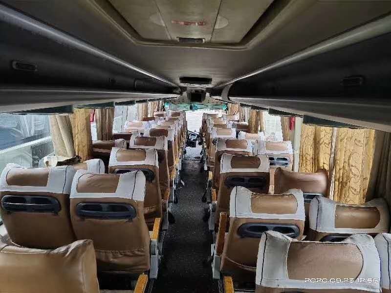 Μηχανή diesel Kinglong RHD 53 χρησιμοποιημένο λεωφορείο λεωφορείων καθισμάτων 233kw με τις διπλές πόρτες εναλλασσόμενου ρεύματος