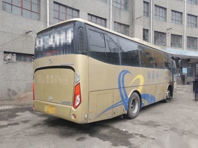 Οπίσθια μηχανή έξι Yuchai 38 καθισμάτων κυλίνδρων 270hp ευρο- Β χρησιμοποιημένο XMQ6901 τουριστηκό λεωφορείο Kinglong οδήγησης αερόσακων αημένο πλαίσια