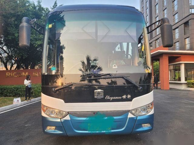 Το χρησιμοποιημένο zhongtong λεωφορείο LCK6119 48 οπίσθια πλαίσια αερόσακων μηχανών yuchai καθισμάτων διπλασιάζει αριστερή κίνηση συσκευασίας πορτών τη nude