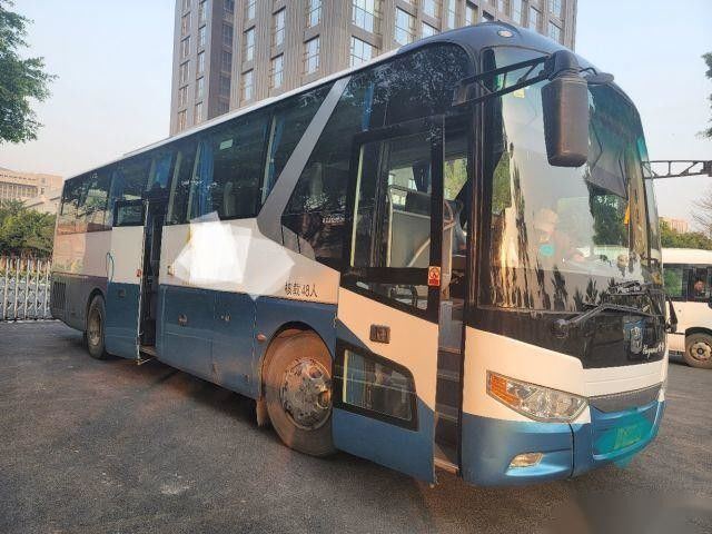 Το χρησιμοποιημένο zhongtong λεωφορείο LCK6119 48 οπίσθια πλαίσια αερόσακων μηχανών yuchai καθισμάτων διπλασιάζει αριστερή κίνηση συσκευασίας πορτών τη nude