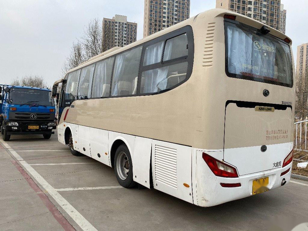 Χρησιμοποιημένο λεωφορείο πρότυπο XMQ6802 32 Kinglong αριστερό χρησιμοποιημένο Drive τουριστηκό λεωφορείο πλαισίων χάλυβα καθισμάτων
