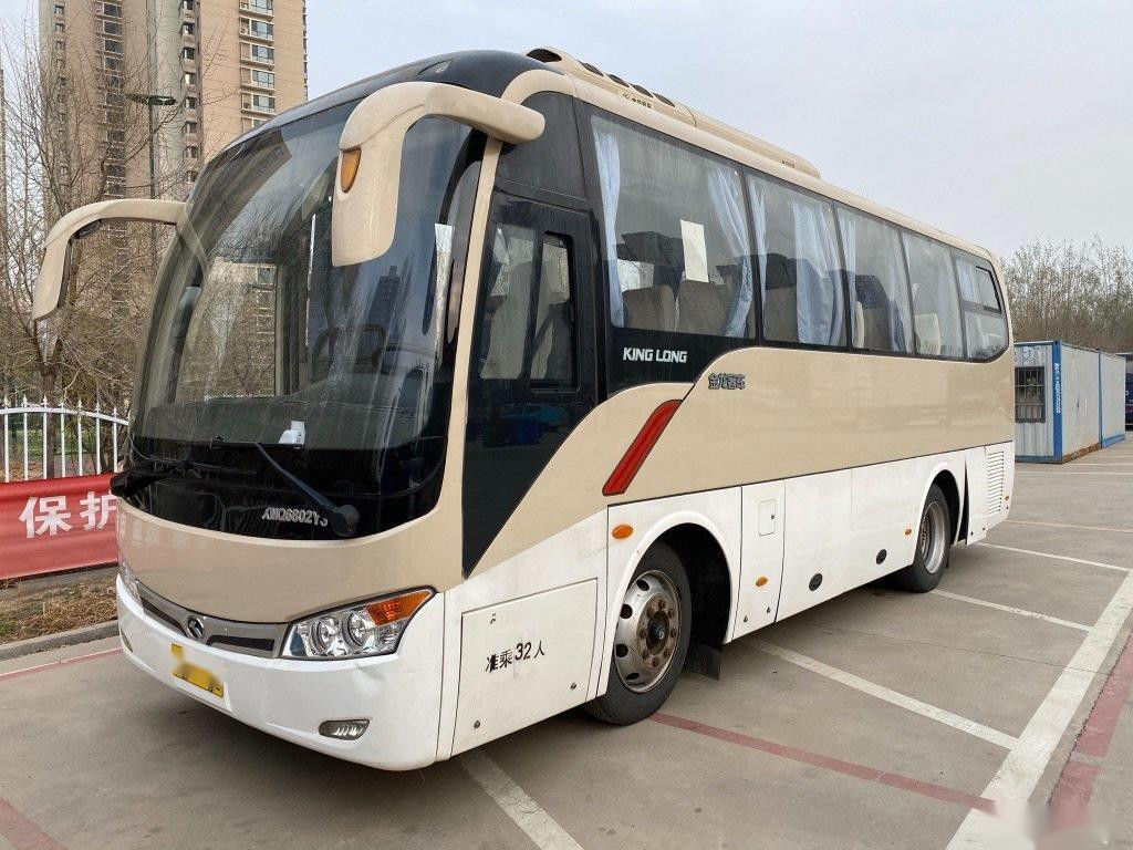 Χρησιμοποιημένο λεωφορείο πρότυπο XMQ6802 32 Kinglong αριστερό χρησιμοποιημένο Drive τουριστηκό λεωφορείο πλαισίων χάλυβα καθισμάτων