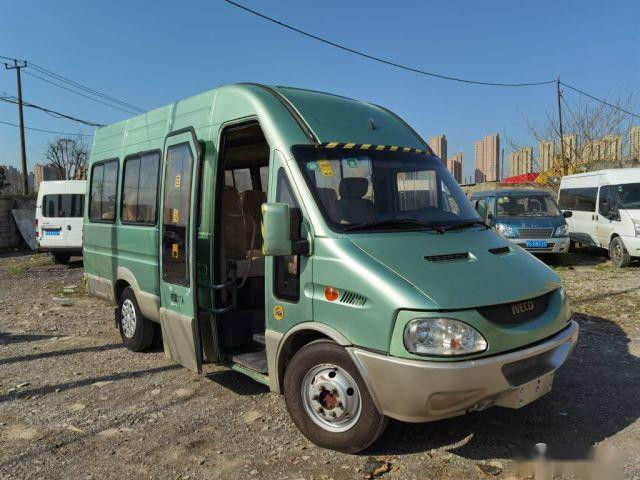 Χρησιμοποιημένο μίνι λεωφορείο 17 IVECO 2.8T εμπορικών σημάτων καθισμάτων ηλεκτρικό ευρώ ΙΙΙ πυλών μηχανών diesel
