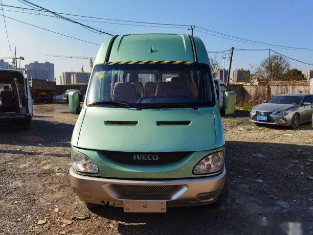 Χρησιμοποιημένο μίνι λεωφορείο 17 IVECO 2.8T εμπορικών σημάτων καθισμάτων ηλεκτρικό ευρώ ΙΙΙ πυλών μηχανών diesel