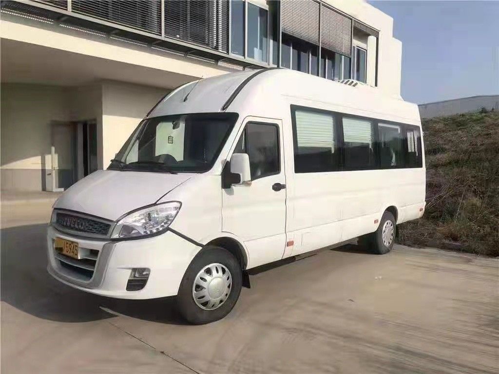 Άσπρο Iveco εμπορικό σήμα χρησιμοποιούμενο και νέο μικρό λεωφορείο 15 έτος diesel 2016-2017 καθισμάτων 129Hp