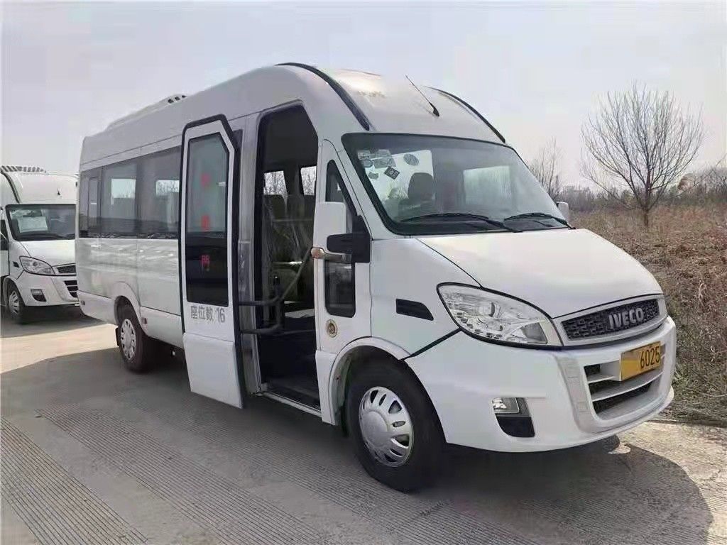 Άσπρο Iveco εμπορικό σήμα χρησιμοποιούμενο και νέο μικρό λεωφορείο 15 έτος diesel 2016-2017 καθισμάτων 129Hp