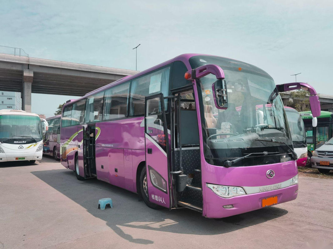 Το χρησιμοποιημένο λεωφορείο XMQ6117 44 Kinglong καθισμάτων οπίσθια πλαίσια αερόσακων πορτών μηχανών διπλά χρησιμοποιούμενα προγυμνάζει/τουριστηκό λεωφορείο