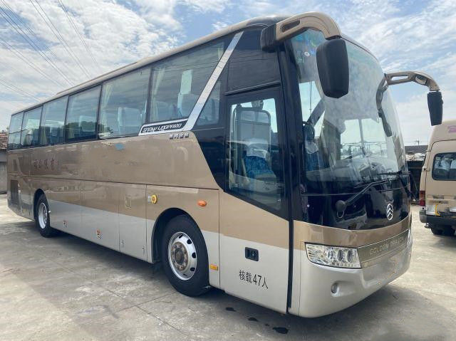Το χρησιμοποιημένο χρυσό λεωφορείο XML6103 47seats 171 δράκων οπίσθιες ενιαίες πόρτες μηχανών χρησιμοποιούμενες προγυμνάζει το λεωφορείο