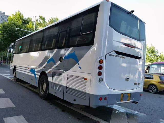 Το λεωφορείο & το επιβατηγό όχημα AC6107 Faw χρησιμοποιούμενα προγυμνάζουν το λεωφορείο 46 χαμηλό χιλιόμετρο μηχανών 162kw καθισμάτων CA6 υψηλό - ποιότητα