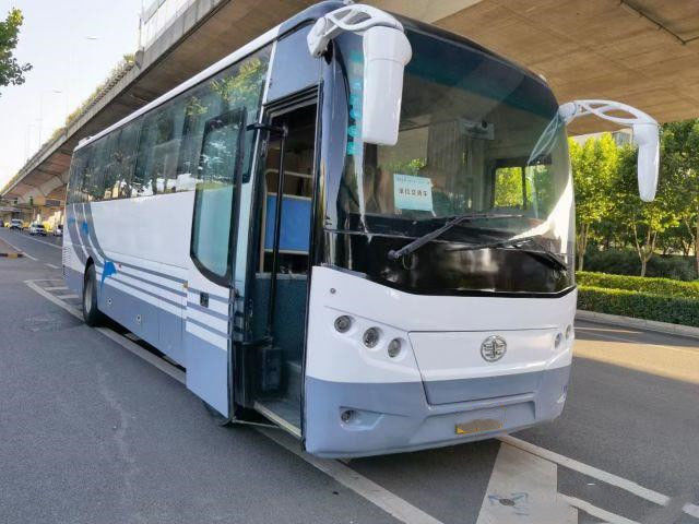 Το λεωφορείο & το επιβατηγό όχημα AC6107 Faw χρησιμοποιούμενα προγυμνάζουν το λεωφορείο 46 χαμηλό χιλιόμετρο μηχανών 162kw καθισμάτων CA6 υψηλό - ποιότητα