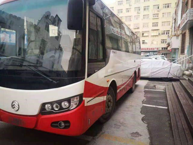 Το χρησιμοποιημένο χρυσό λεωφορείο XML6757 δράκων χρησιμοποίησε το οπίσθιο ευρώ IV μηχανών 127kw Yuchai τουριστηκών λεωφορείων 33seats το 2016 υψηλό - λεωφορείο ποιοτικών λεωφορείων