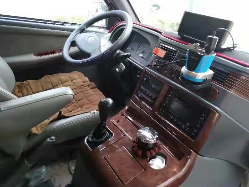 Χρησιμοποιημένο μίνι Benz εμπορικών σημάτων λεωφορείων 15 καθίσματα χρησιμοποιούμενα Benz χαμηλό χιλιόμετρο αυτοκινήτων MB100