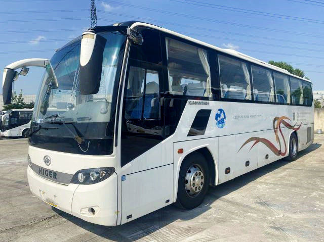 Διπλές πόρτες Μεταχειρισμένες 47 θέσεων Υψηλότερα λεωφορεία λεωφορείων Μεταχειρισμένα LHD KLQ6115 Yuchai Engine