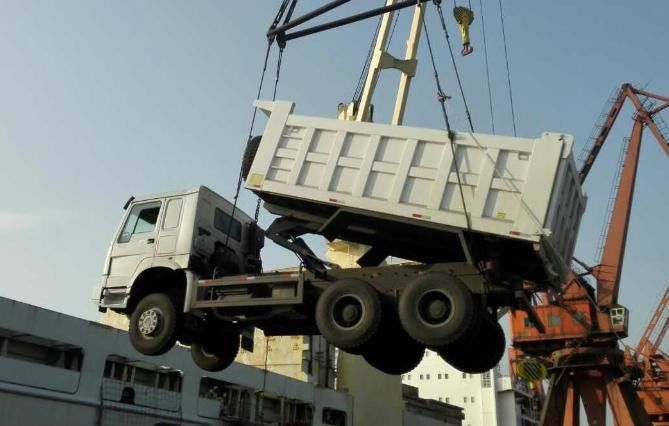 Ολοκαίνουργιο φορτηγό απορρίψεων HOWO 8x4 371HP 25CBM για τη μεταφορά μεταλλείας