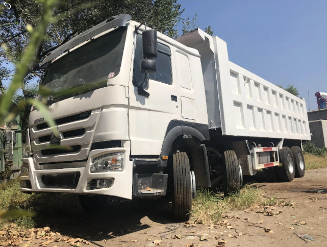 Χρησιμοποιημένο πολυ Tipper Sinotruk Howo 375Hp τρόπου Drive φορτηγών 8x4 Howo Drump χρωμάτων φορτηγό