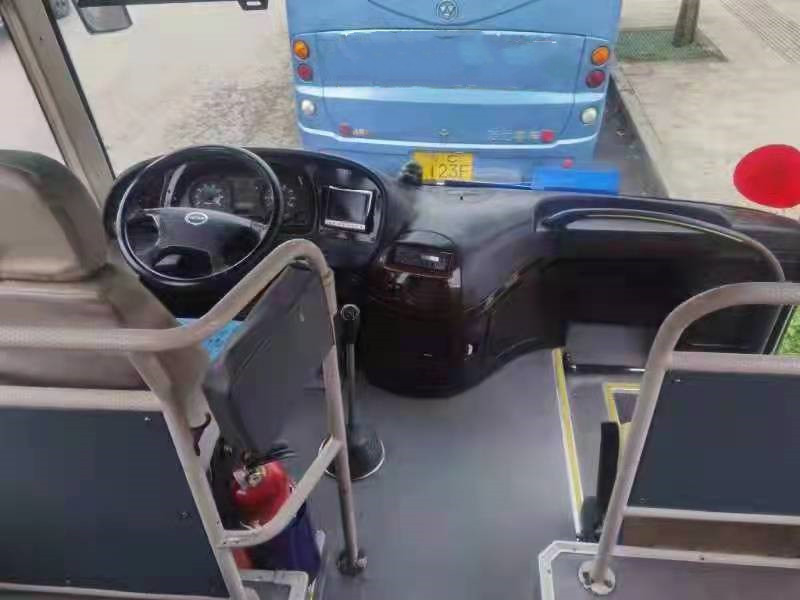 Το υψηλότερο λεωφορείο στην Τανζανία KLQ6129 Yutong χρησιμοποίησε πολύ τα λεωφορεία 65 μπροστινή μηχανή 2+3 λεωφορείων καθισμάτων RHD λεωφορείο ακτοφυλάκων της Toyota σχεδιαγράμματος
