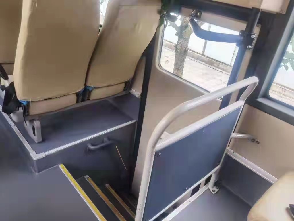 Το υψηλότερο λεωφορείο στην Τανζανία KLQ6129 Yutong χρησιμοποίησε πολύ τα λεωφορεία 65 μπροστινή μηχανή 2+3 λεωφορείων καθισμάτων RHD λεωφορείο ακτοφυλάκων της Toyota σχεδιαγράμματος