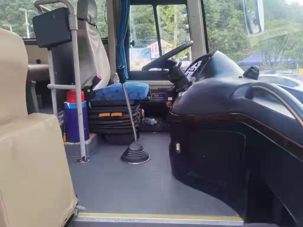 Το υψηλότερο λεωφορείο στην Τανζανία KLQ6129 Yutong χρησιμοποίησε πολύ τα λεωφορεία 65 μπροστινή μηχανή 2+3 λεωφορείων καθισμάτων RHD λεωφορείο ακτοφυλάκων της Toyota σχεδιαγράμματος