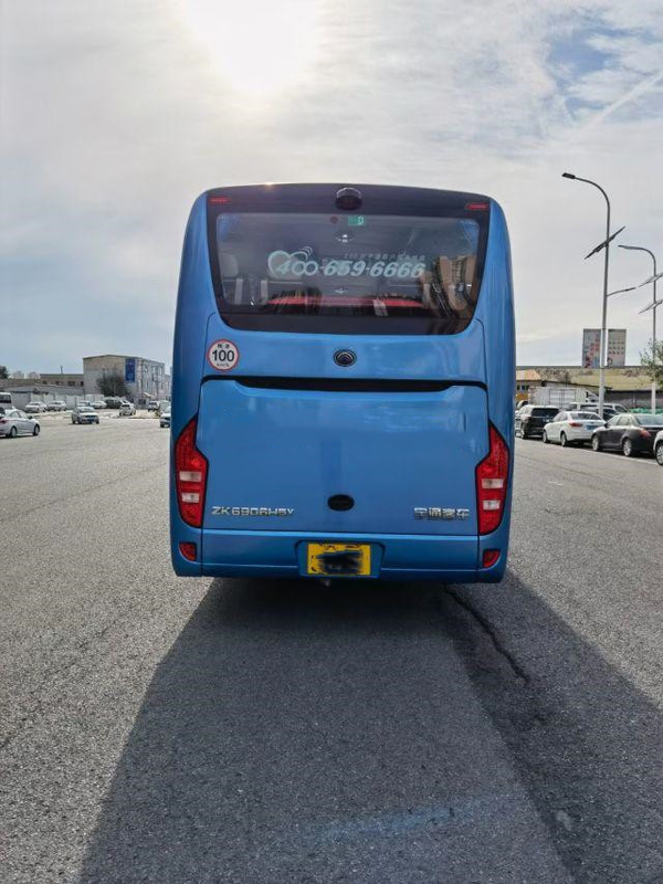 Το μικρό λεωφορείο χρησιμοποιημένο λεωφορείο Yutong μεταφέρει το από δεύτερο χέρι 39 πλαίσια αερόσακων μηχανών Yuchai καθισμάτων