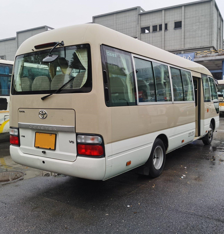 Μηχανή 23 Hino λεωφορείων ακτοφυλάκων χεριών LHD δεύτερος χακί λεωφορείο Seater με το σύστημα πολυτέλειας A/$l*c